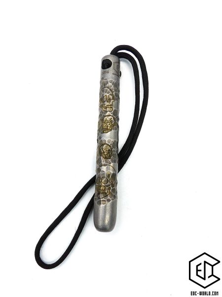 Handgeschmiedeter Kubotan HC-22-2 Unikat (Custom Made) von vorne auf weißem Hintergrund. Seriennummer SN sichtbar, Totenkopf-Gravur, schwarzer Paracord-Fangriemen, 3 Bohrungen. GPSR: Chargennummer/Hersteller SN für Rückverfolgbarkeit. Nur als Grifffestige